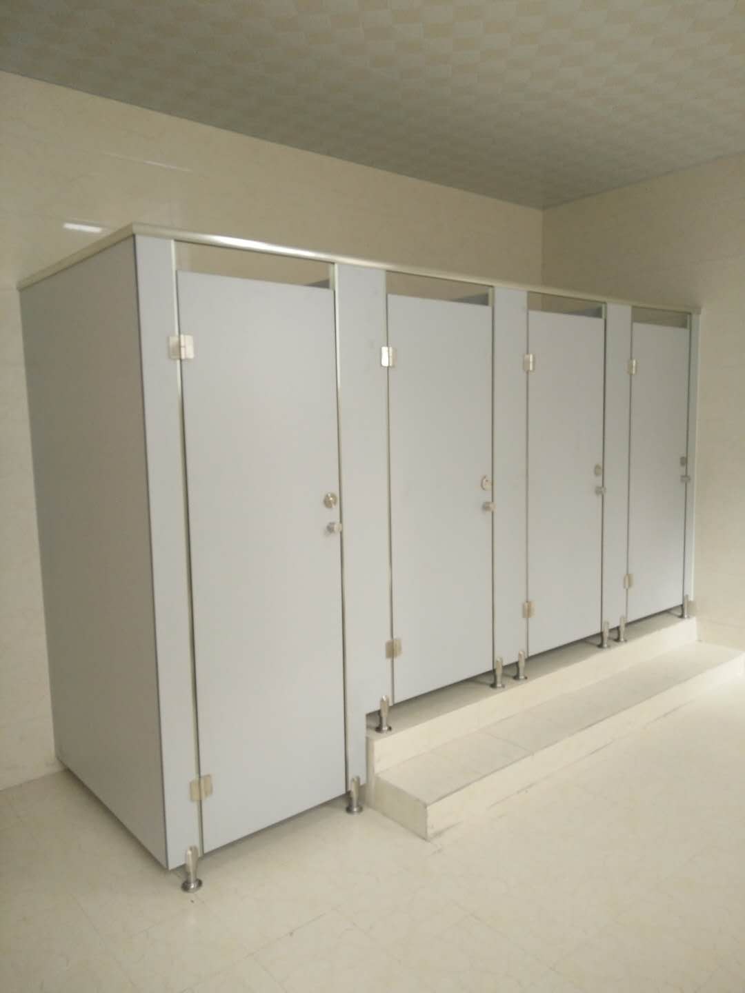 衛生間隔斷 拼色抗倍特板與不銹鋼材質的完美結合